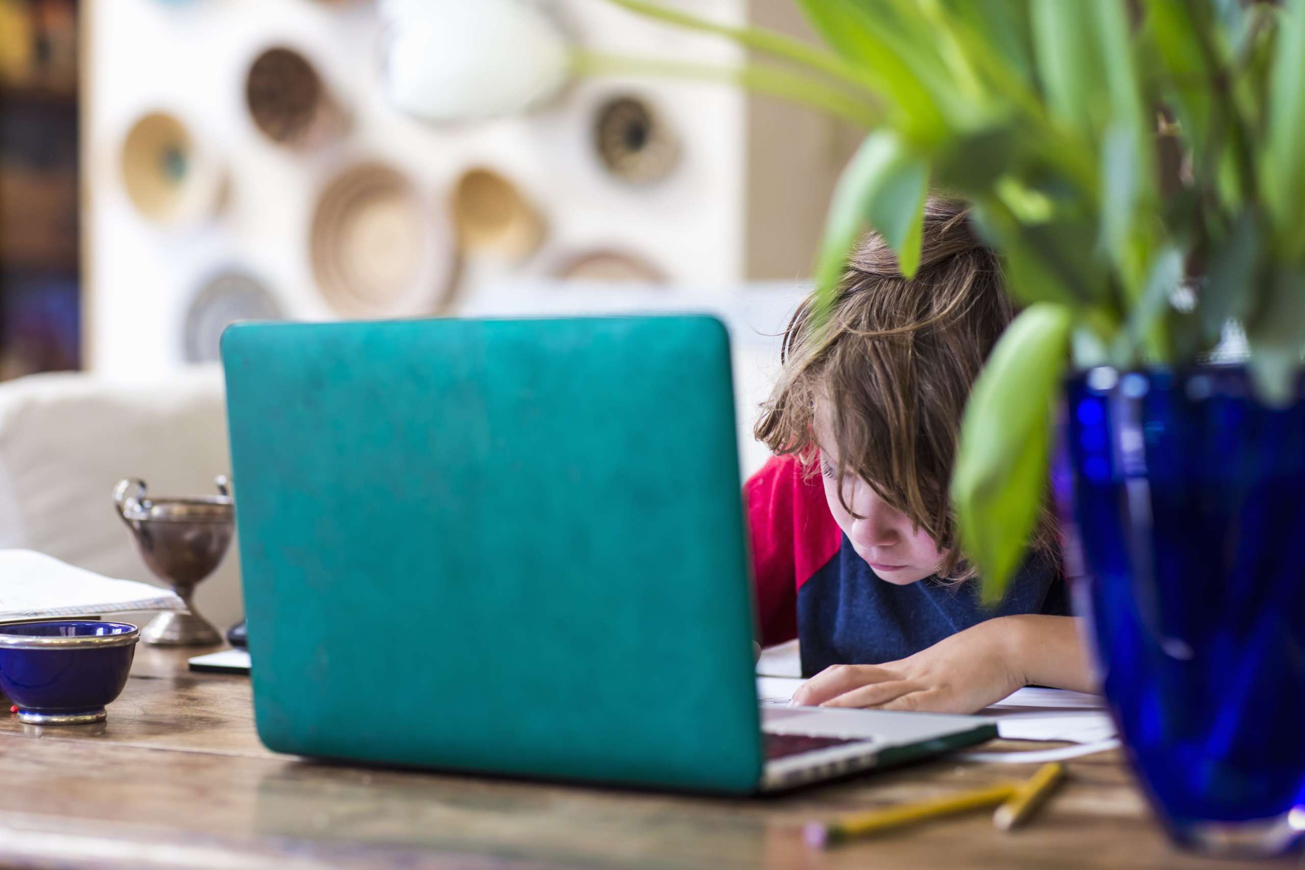 6 jähriger Junge nutzt Laptop im Homeschooling